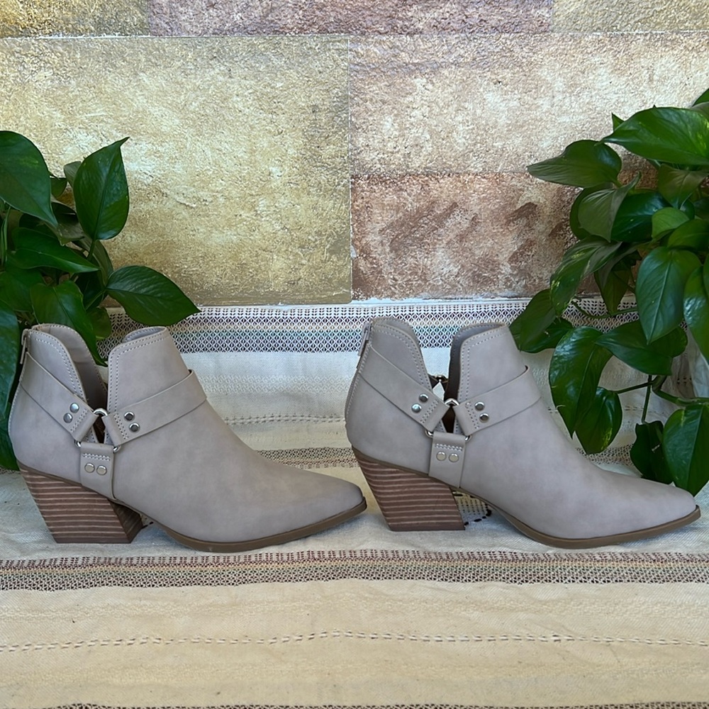 DV Dolce Vita Women’s Kramer Buckle Harness Cut-Out Taupe Ankle Heel Boots, 8.5 - Picture 8 of 17